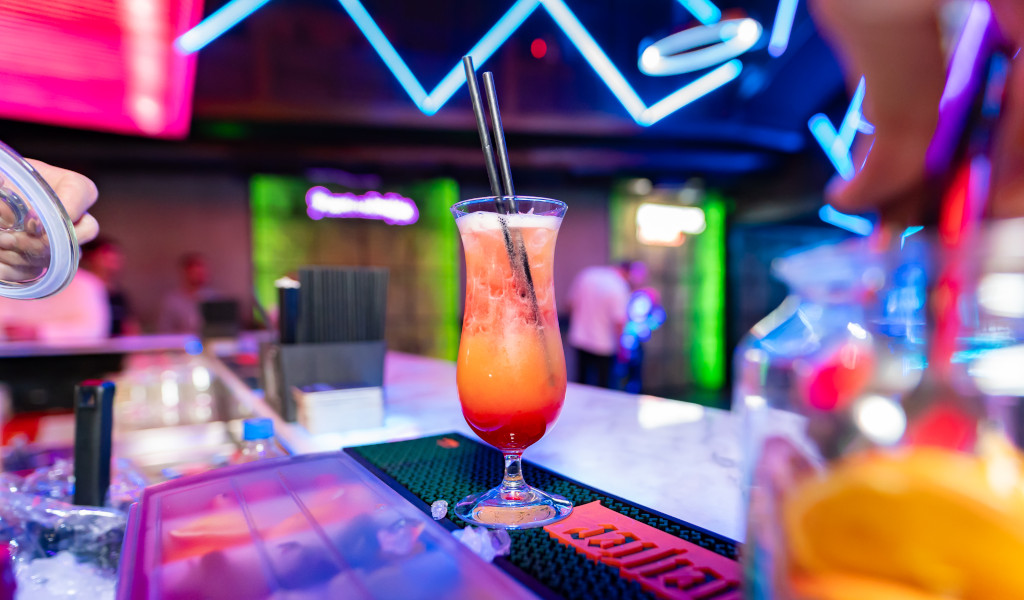 Cocktail servi dans un bar moderne à Tenerife.