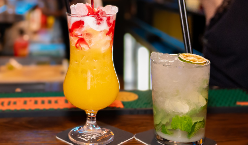 Cocktails colorés servis dans un bar à Santa Cruz de Tenerife.