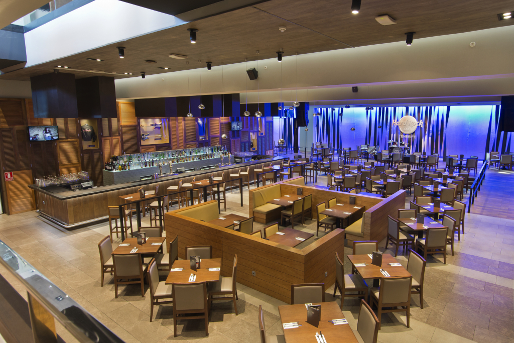 Restaurant spacieux avec tables et scène à l’arrière de Hard Rock Tenerife.