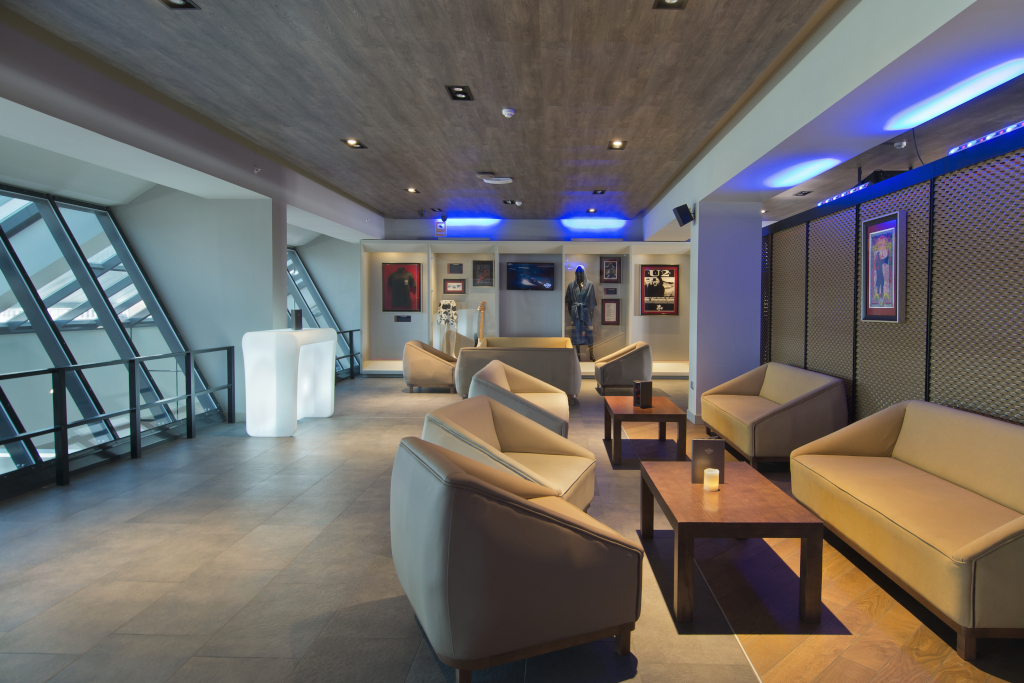 Salon moderne avec canapés beiges à Tenerife.