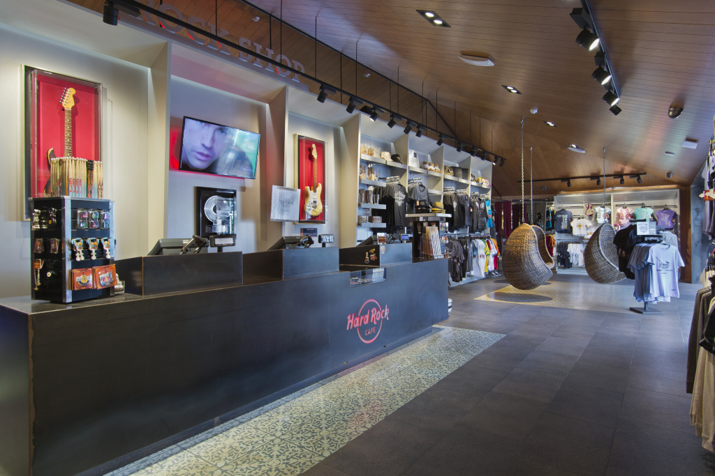 Boutique de souvenirs à l’intérieur du Hard Rock Café à Tenerife, avec guitares et vêtements exposés.