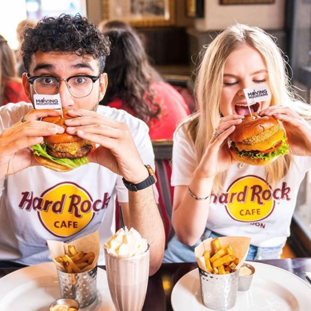 Des gens savourant des hamburgers au Hard Rock Cafe Tenerife.