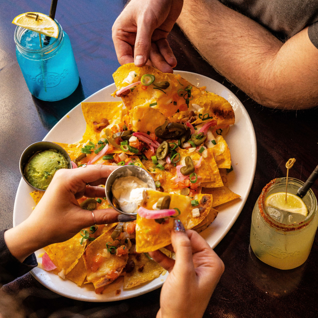 Nachos au guacamole et crème sure dans un restaurant à Tenerife, accompagnés de boissons.