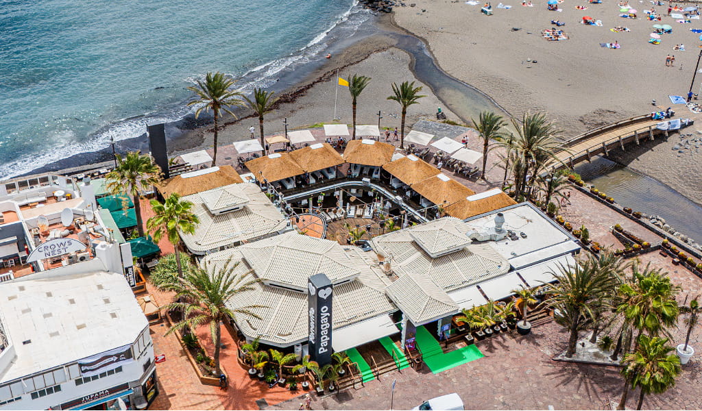 Vue aérienne d’un restaurant en bord de mer à Tenerife.