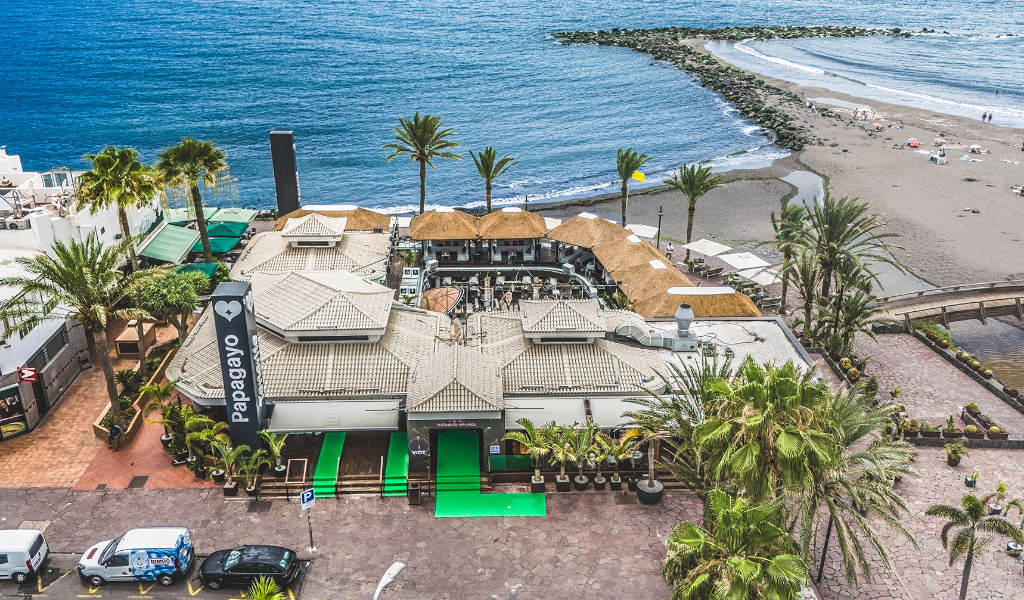 Vue aérienne d’un restaurant côtier à Tenerife, au bord de la plage et de l’océan.