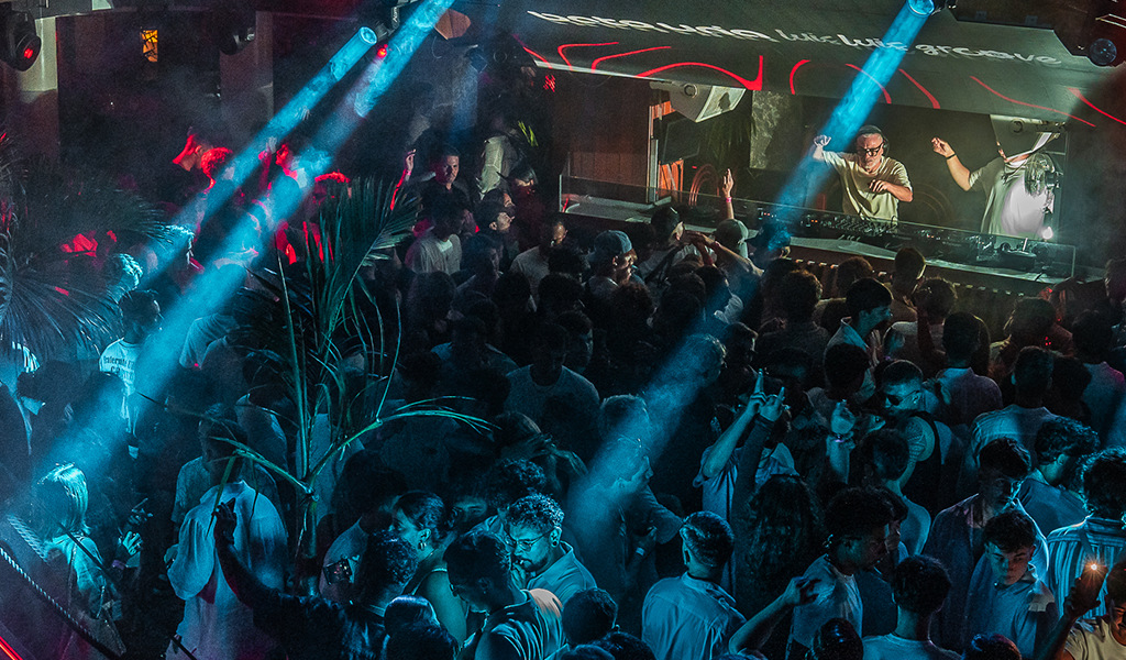 Un public appréciant un DJ dans une boîte de nuit à Tenerife.
