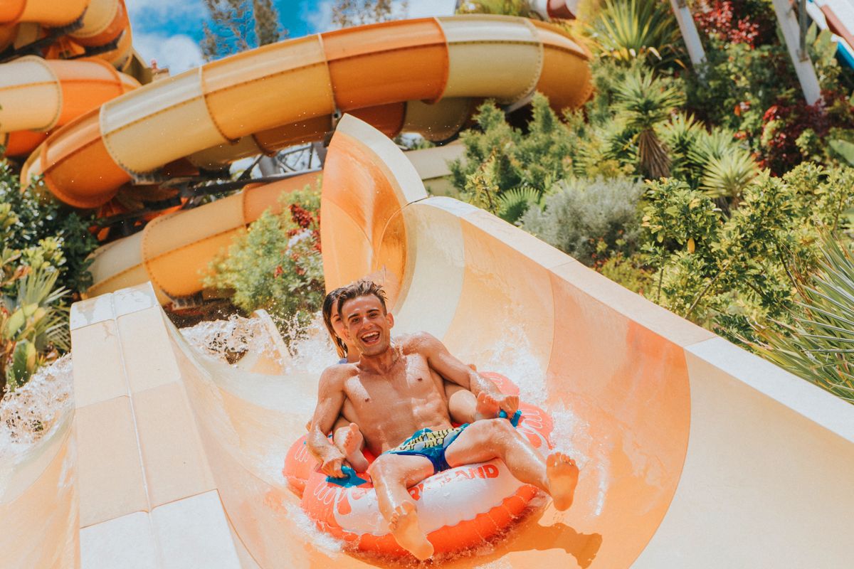 Personne en train de profiter d’un toboggan aquatique dans le parc Siam, Tenerife.