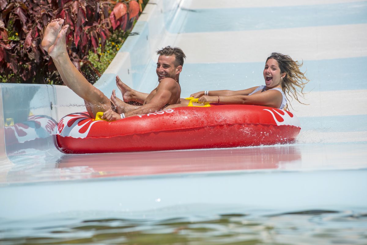 Des gens s’amusant sur un tapis sur un toboggan aquatique à Tenerife.