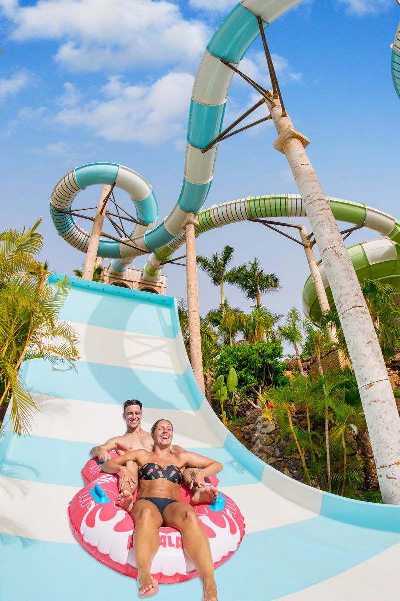 Des gens profitant d’un toboggan aquatique dans le parc Siam, à Tenerife.