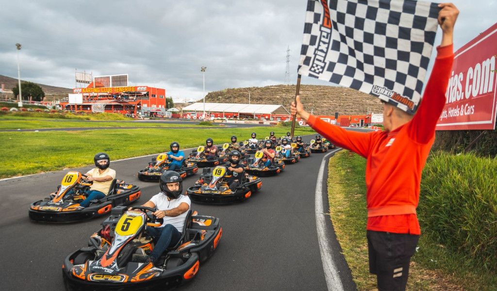 Course de karting débutant au Karting Club Tenerife avec un drapeau à damier.
