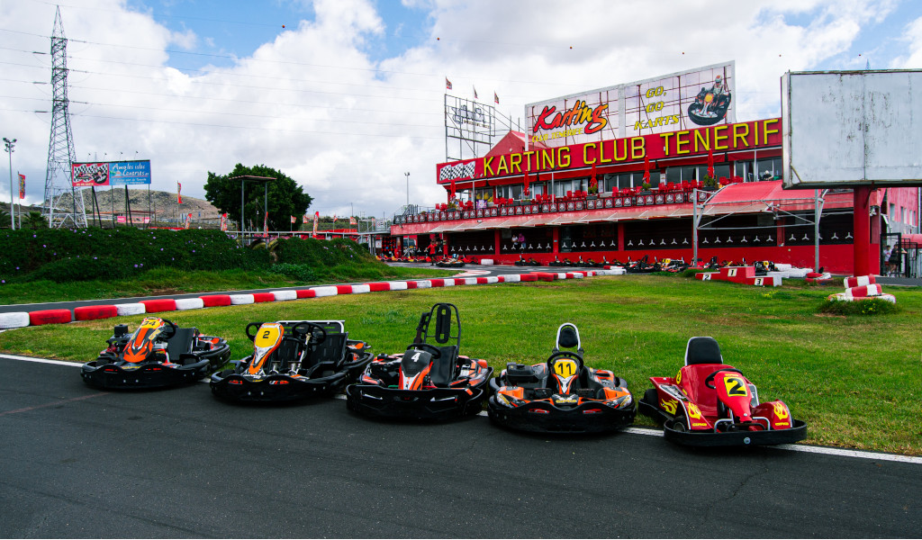 Des karts alignés devant le Karting Club Tenerife avec un panneau « GO GO ».