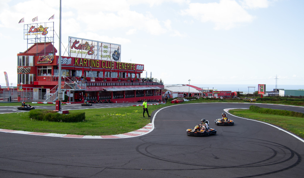 Des gens qui conduisent des karts au Karting Club Tenerife.