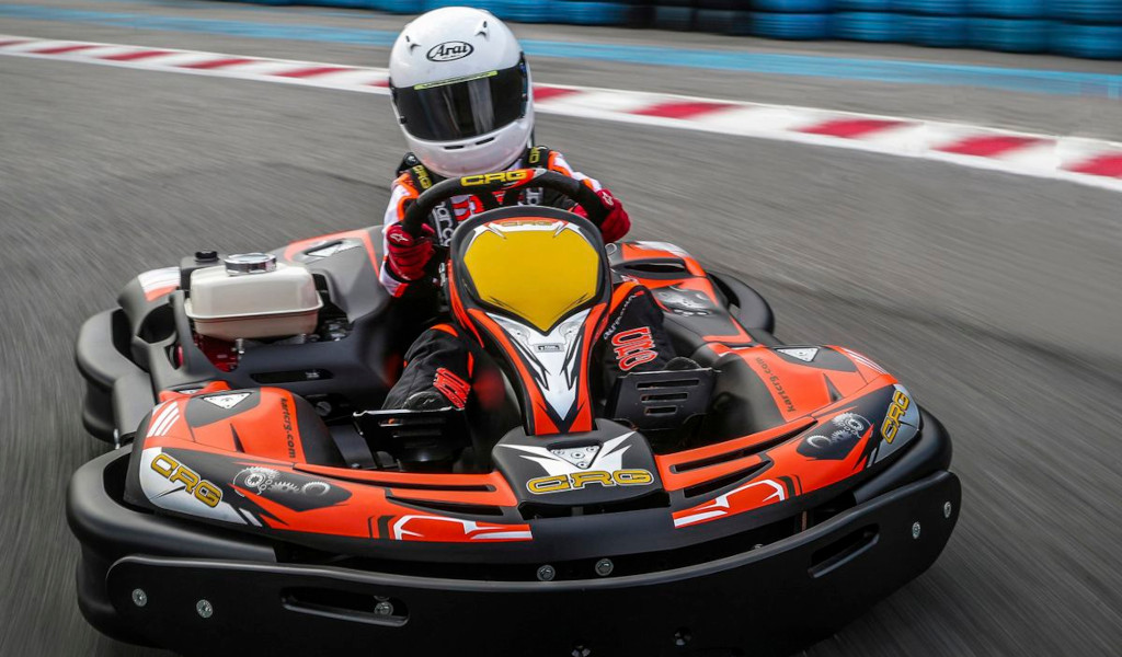 Personne conduisant un kart sur un circuit à Tenerife.