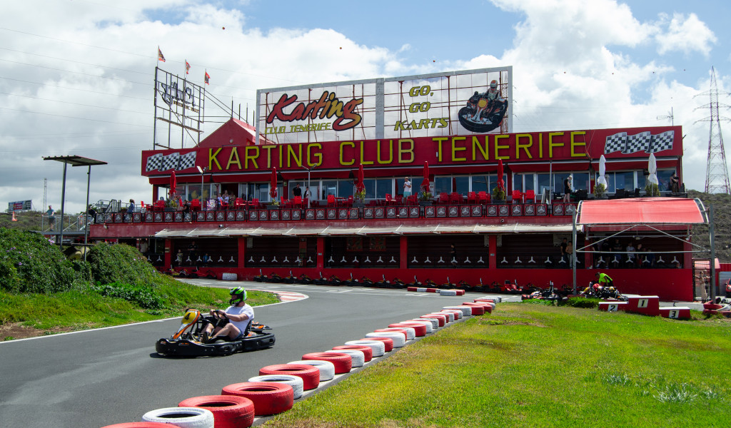 Kart sur la piste devant le bâtiment du Karting Club Tenerife.