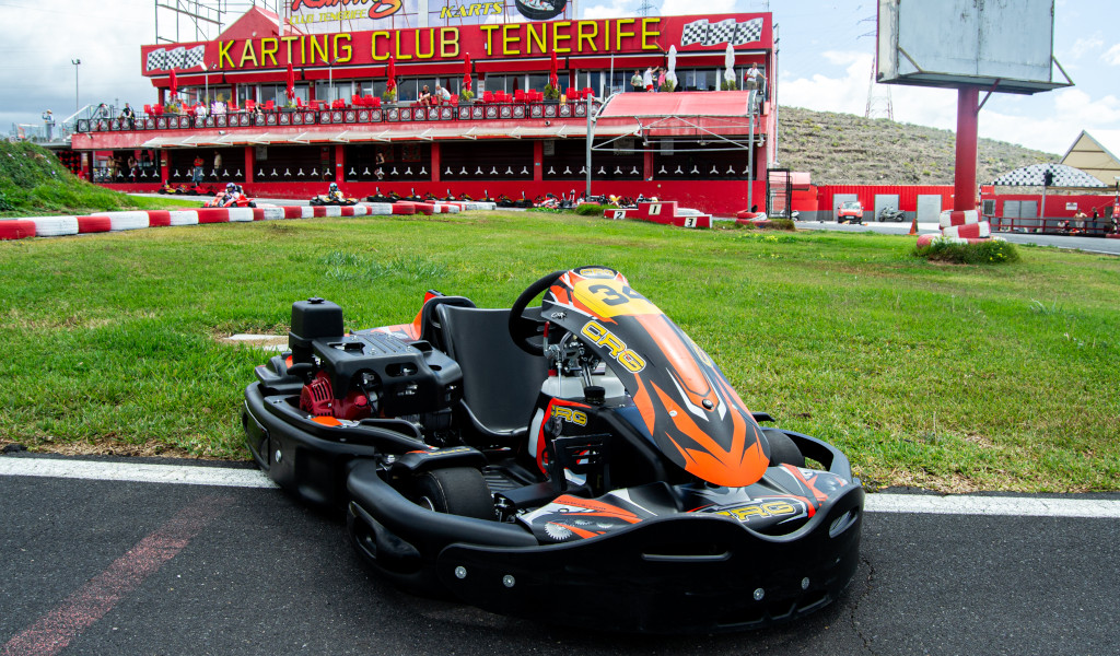Kart sur la piste devant le bâtiment du Karting Club Tenerife.