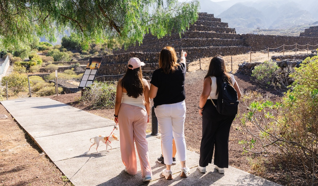 Des personnes se promenant dans le parc ethnographique Pirámides de Güímar à Tenerife.