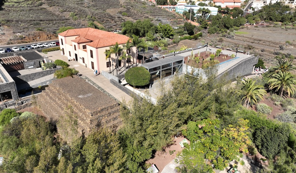 Vue aérienne d’une maison au toit rouge avec des jardins à Güímar, Tenerife.