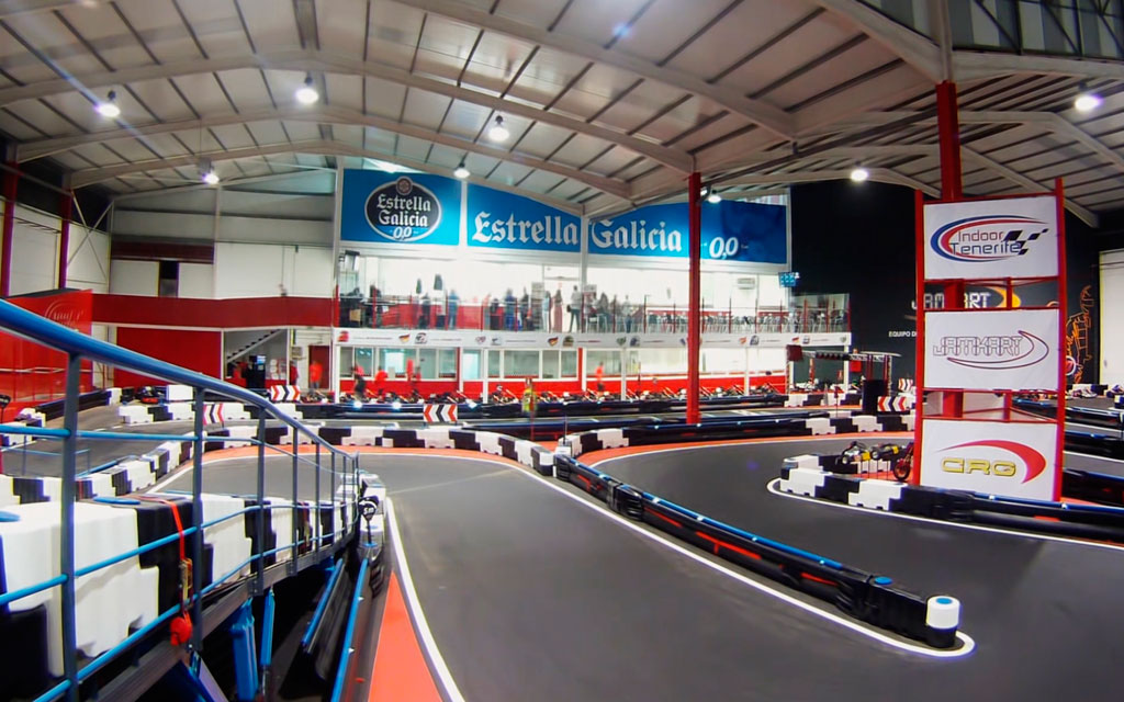 Piste de karting à Tenerife couverte avec des courbes et un public pour observer.