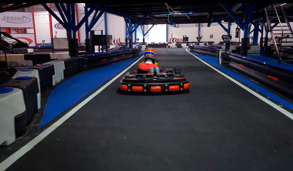 Personne conduisant un kart sur une piste couverte à Tenerife.