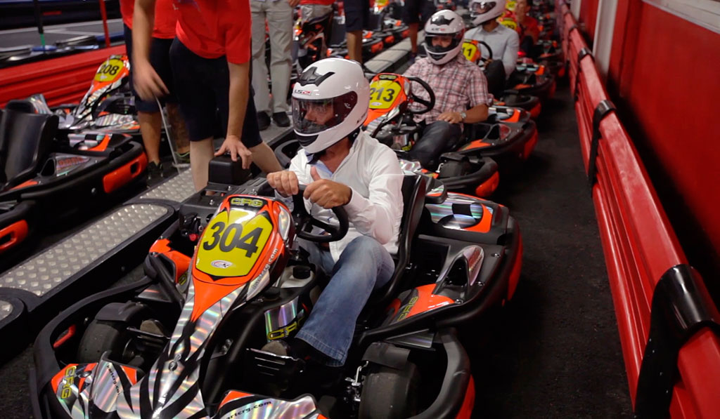 Des gens en karting sur un circuit à Tenerife, numéro 304 devant.