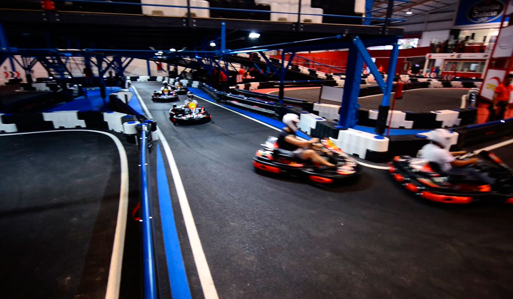 Circuit de karting à Tenerife avec des participants en compétition.