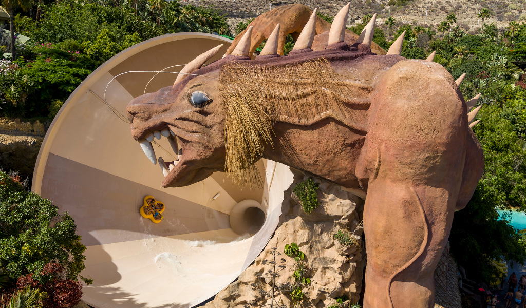 Sculpture de lion sur le toboggan du Vulcano dans le parc Siam, à Tenerife.