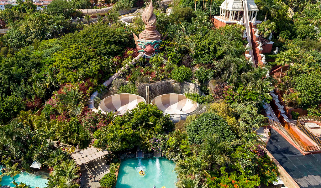 Vue aérienne du parc aquatique Siam Park à Tenerife, avec des toboggans et une végétation luxuriante.