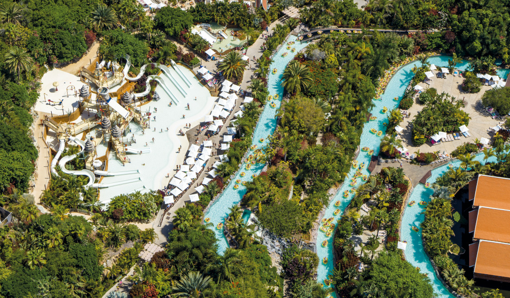 Parc aquatique avec toboggans et rivière dans le parc Siam, Tenerife.