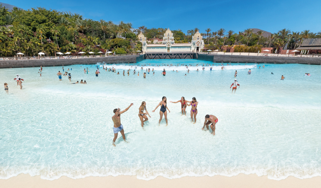 Des gens profitant de la piscine avec les vagues dans le parc Siam, à Tenerife.