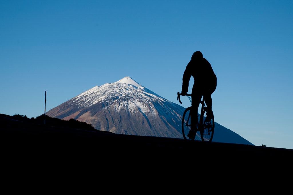 Cycliste devant le volcan de la Teide à Tenerife.