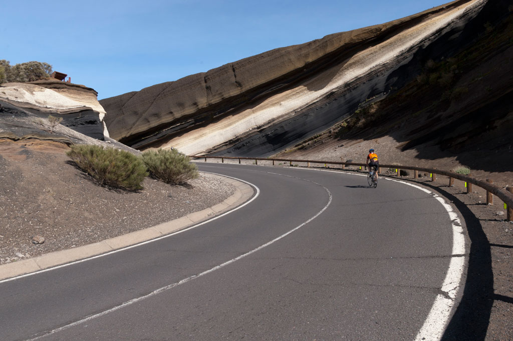 Cycliste roulant sur la route dans le parc national de la Teide, Tenerife.