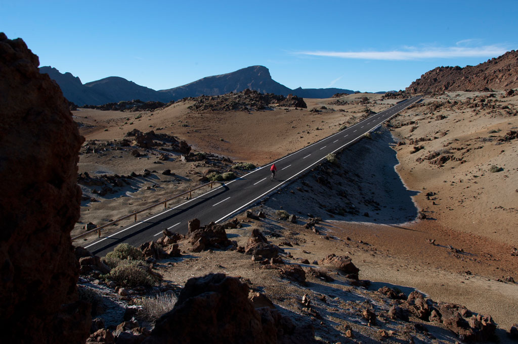 Route à travers le paysage volcanique d’El Teide à Tenerife.