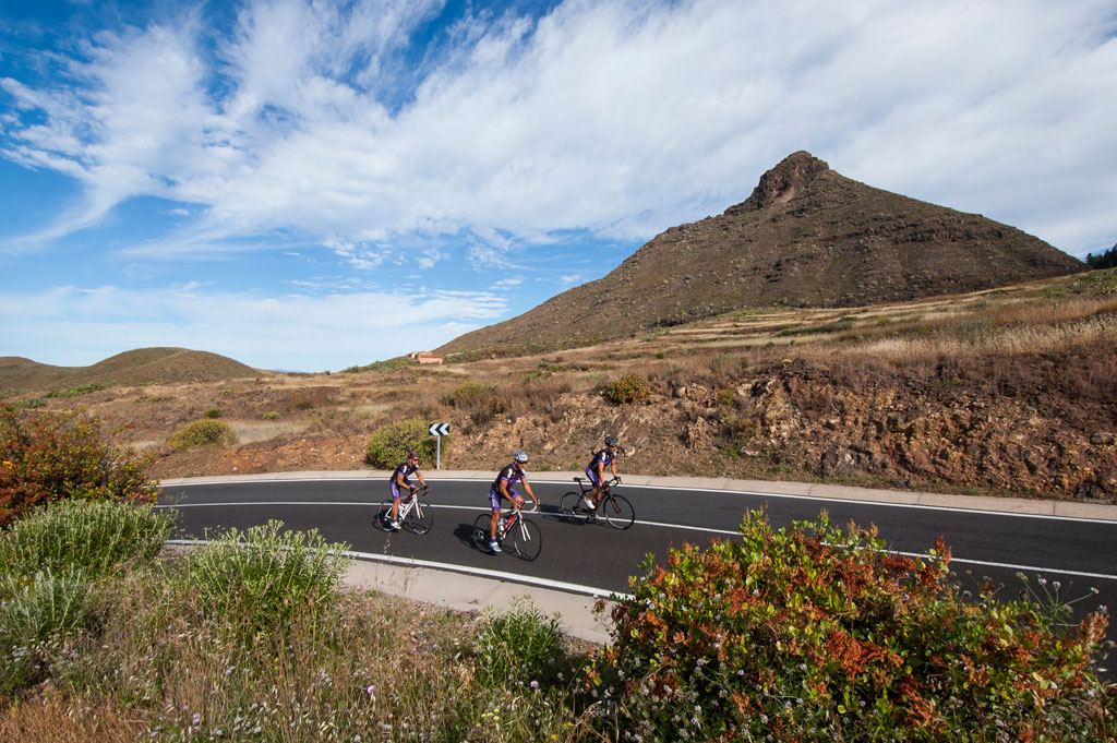 Cyclistes sur une route montagneuse près d’un sommet à Tenerife.