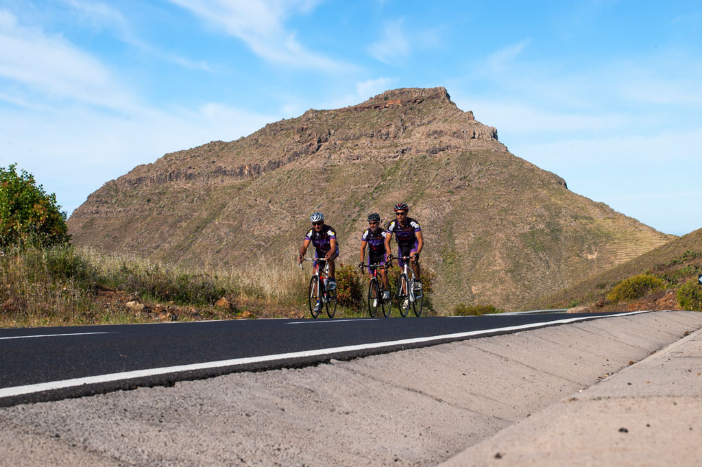 Des cyclistes sur une route de montagne à Tenerife sous un ciel dégagé.