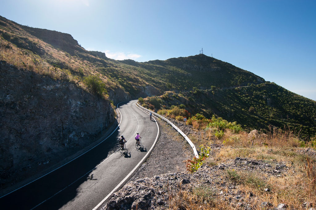 Des cyclistes gravissant une route dans le paysage montagneux de Tenerife.
