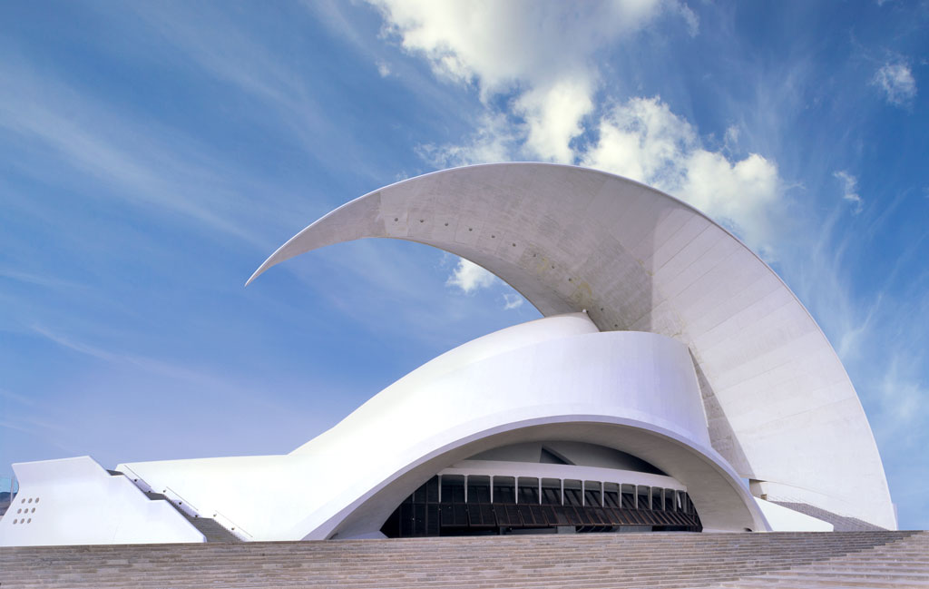 Auditorio de Tenerife avec un ciel bleu et des nuages.