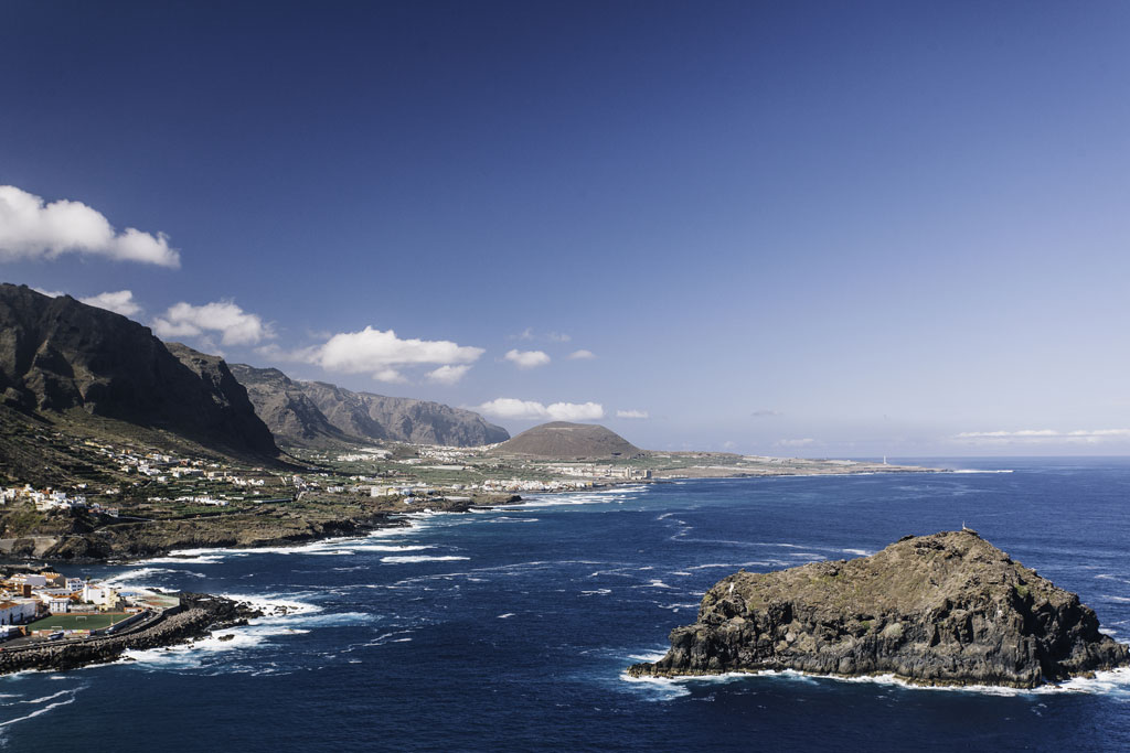 Côte nord et montagnes de Tenerife depuis un point de vue à Garachico.
