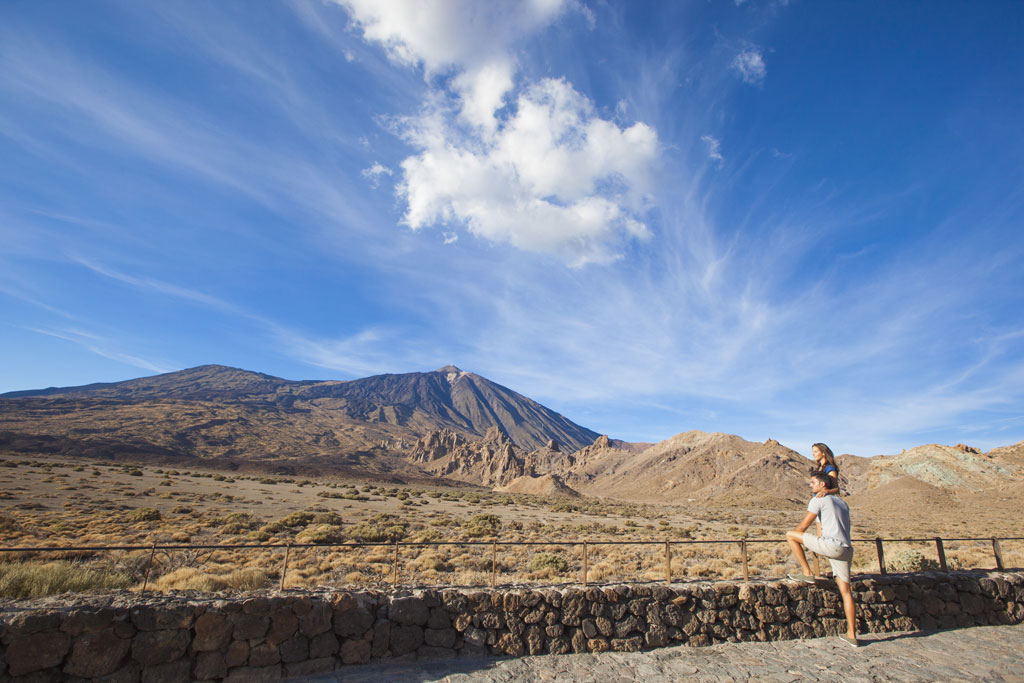 Personne regardant le mont Teide depuis un point de vue à Tenerife.