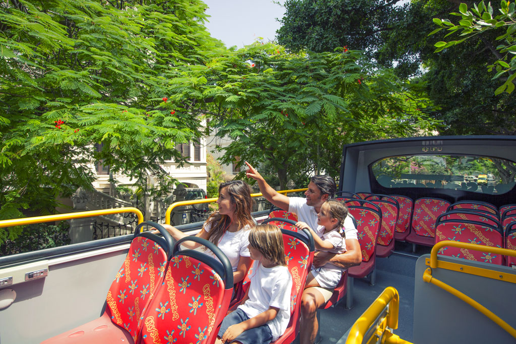 La famille profite d’une visite en bus à monter à bord à Santa Cruz de Tenerife.