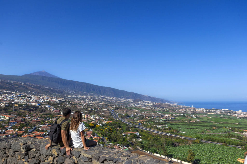 Un couple observant le paysage du mont Teide à Tenerife.
