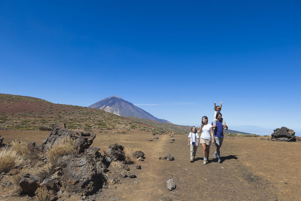 Famille se promenant à travers le paysage volcanique du mont Teide, à Tenerife.