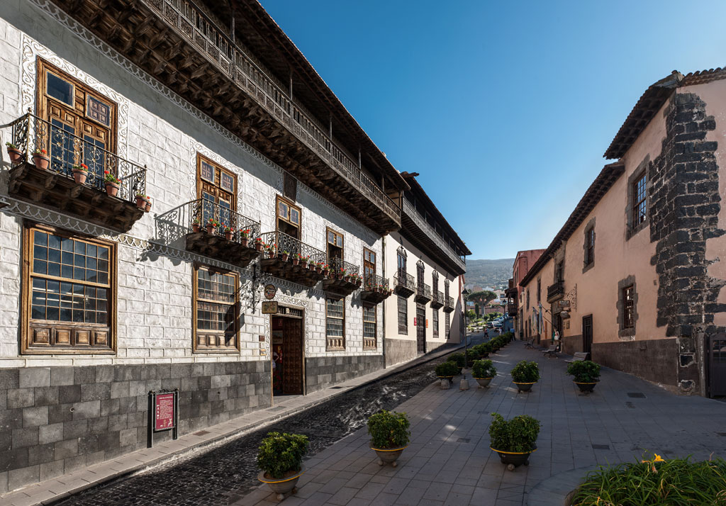 Rue coloniale à La Orotava, Tenerife, avec balcons traditionnels et ciel dégagé.