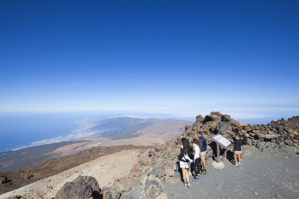 Les gens observent les paysages depuis le point de vue du parc national du Teide, à Tenerife.
