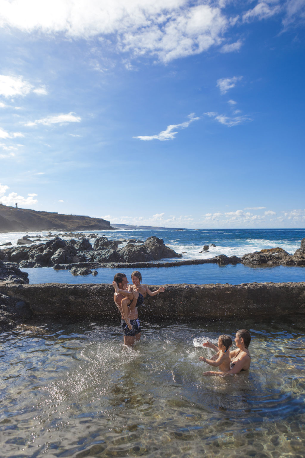 Famille profitant des piscines naturelles de Bajamar, Tenerife.