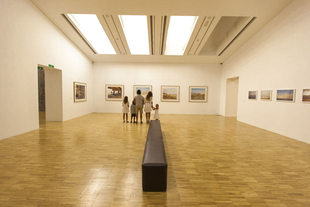 Famille regardant des peintures dans une galerie d’art à Santa Cruz de Tenerife.