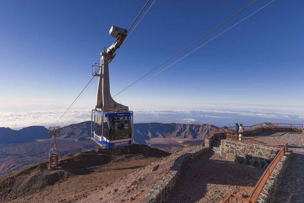 Le téléphérique du Teide à Tenerife surplombant un paysage volcanique et un point de vue.
