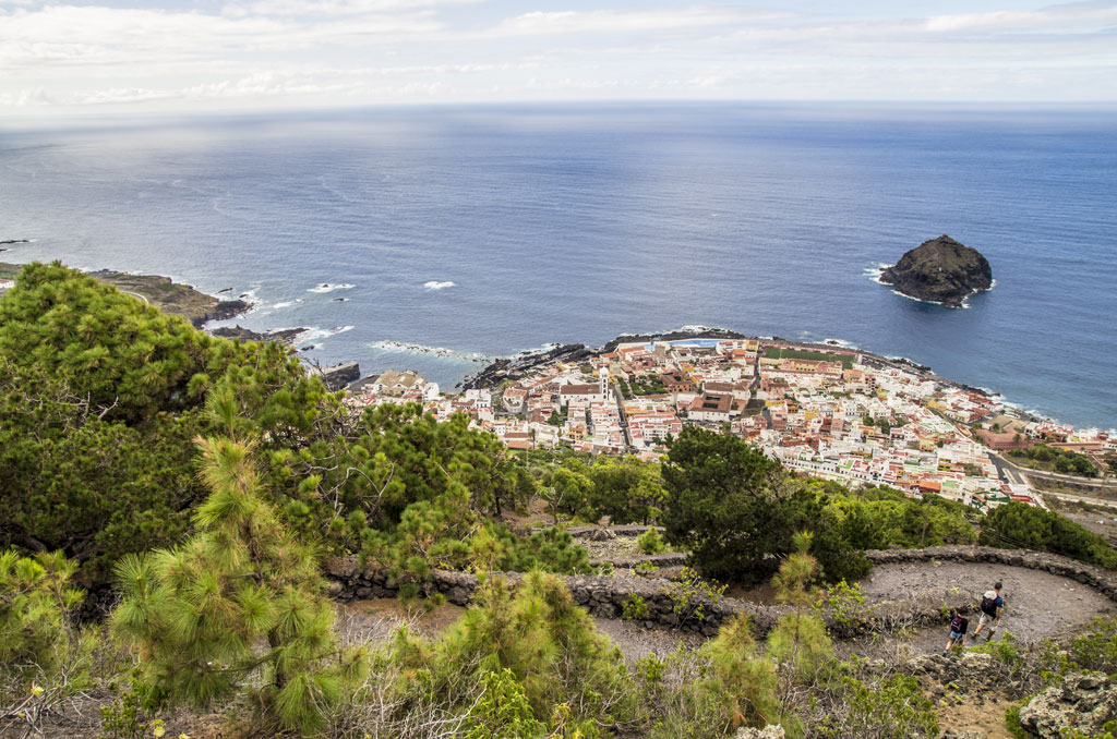 Vue aérienne de Garachico à Tenerife avec la mer en arrière-plan.