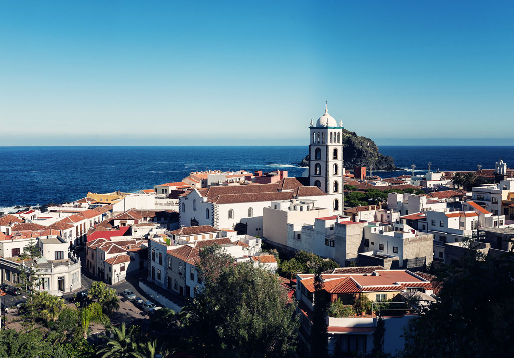 Vue panoramique sur Garachico, Tenerife, avec la mer en arrière-plan et des bâtiments historiques.