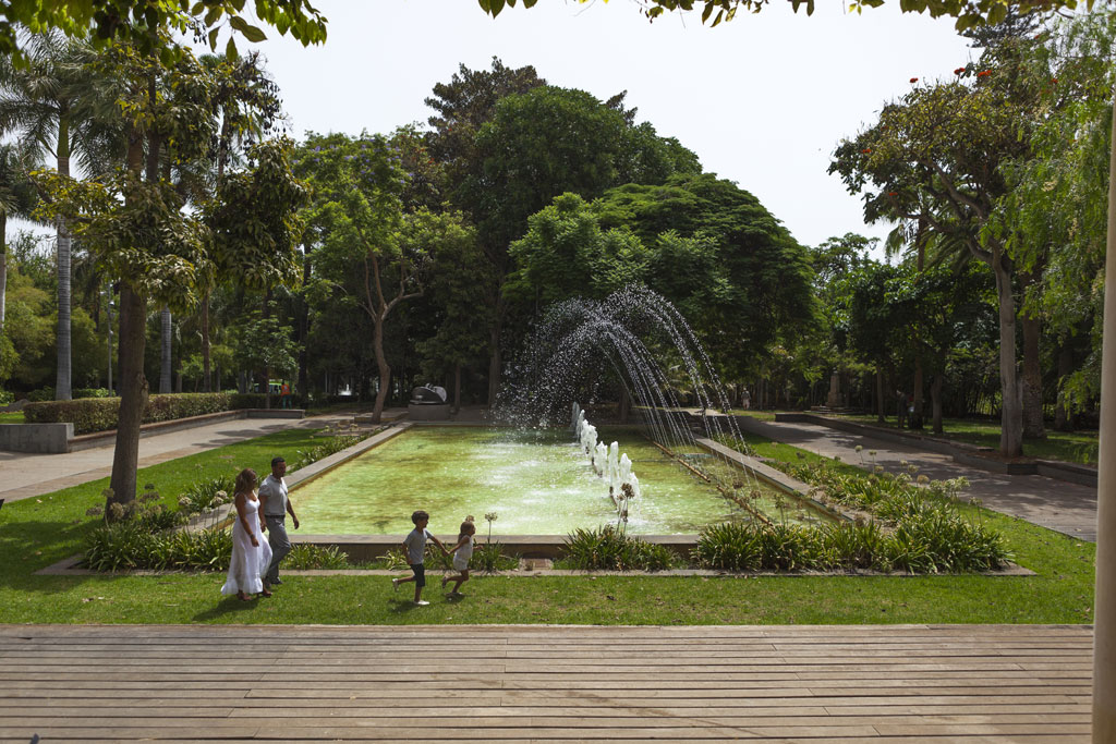 Fontaine et visiteurs dans le parc García Sanabria, Tenerife.