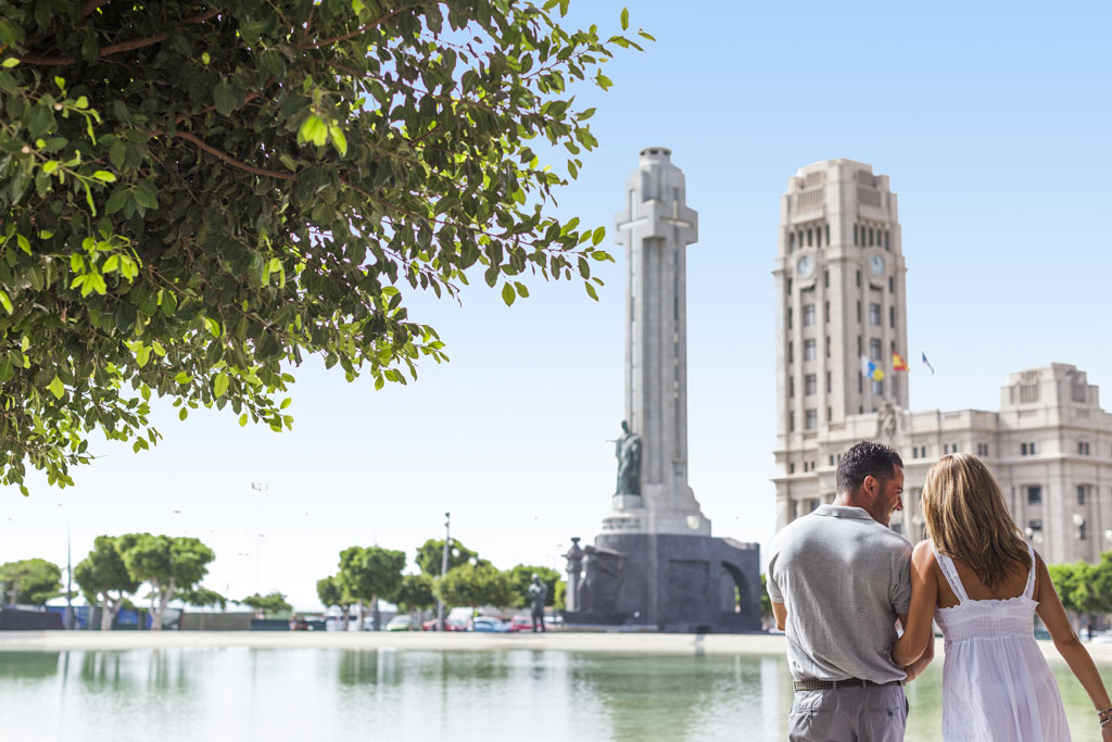 Couple devant le monument sur la Plaza de España à Tenerife.